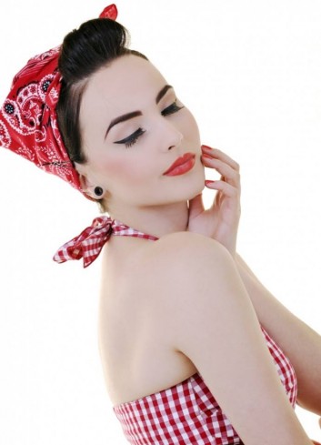 pinup-retro-Nouvelle-hairstyle-makeup-vintage