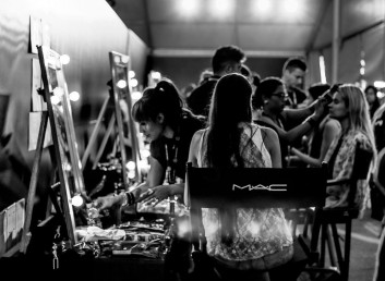 backstage-fashion-makeup-MAC-Nouvelle