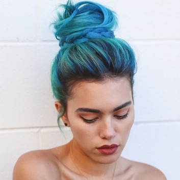acconciatura-capelli-blu-trucco