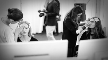 backstage-fashion-show-makeup-trucco-moda