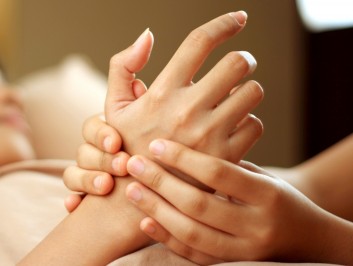 hand-massage-massaggio-mani