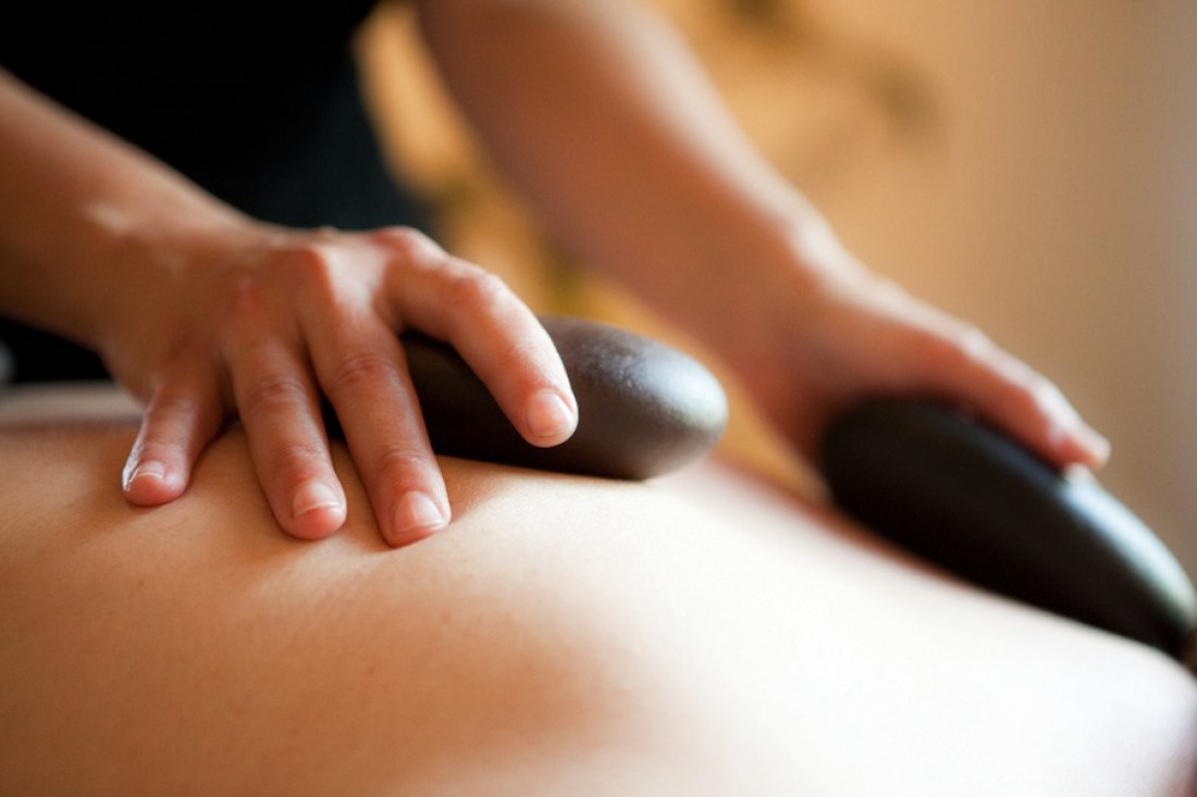 hot-stone-massage-massaggio-beauty